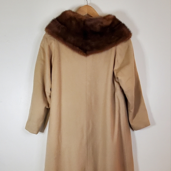 Vintage 60s Midcentury Classic Cream Feminine Button Coat with Brown Fur Collar - Picture 9 of 16